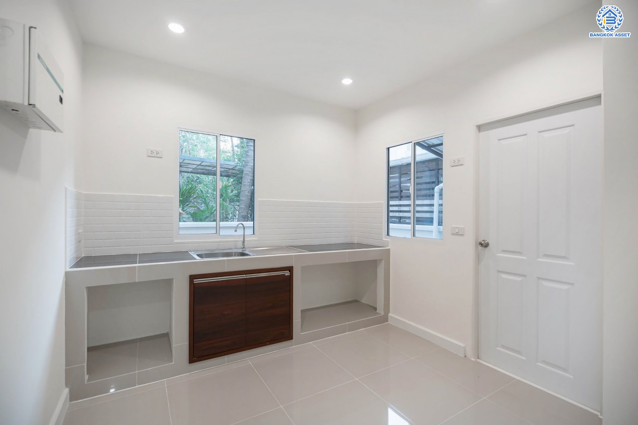 บ้านมือสองตกแต่งใหม่ โครงการ พฤกษาวิลเลจ30 เดอะซีซั่น แจ้งวัฒนะ-ราชพฤกษ์ ทำเลย่านปทุมธานี เนื้อที่ 50.7 ตร.ว. ฟังก์ชัน 3 ห้องนอน 2 ห้องน้ำ 1 ห้องอเนกประสงค์ จอดรถได้ 1 คัน เดินทางสะดวกสบายเข้า-ออกได้หลายเส้นทาง ใกล้เมืองทองธานี และจุดขึ้นทางด่วน "แจ้งวัฒนะ"